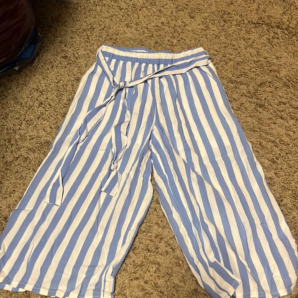 Girls Adorable Pants/Goucho style.